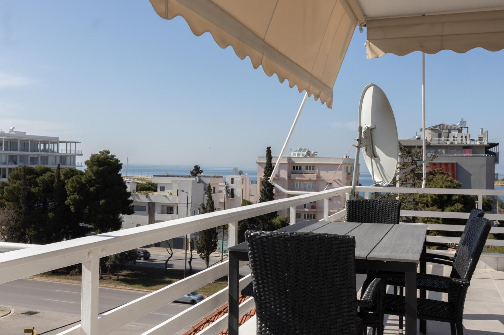 Luxurious 3-Bedroom Seaside Retreat Fully Renovated In 2025 Афины Экстерьер фото