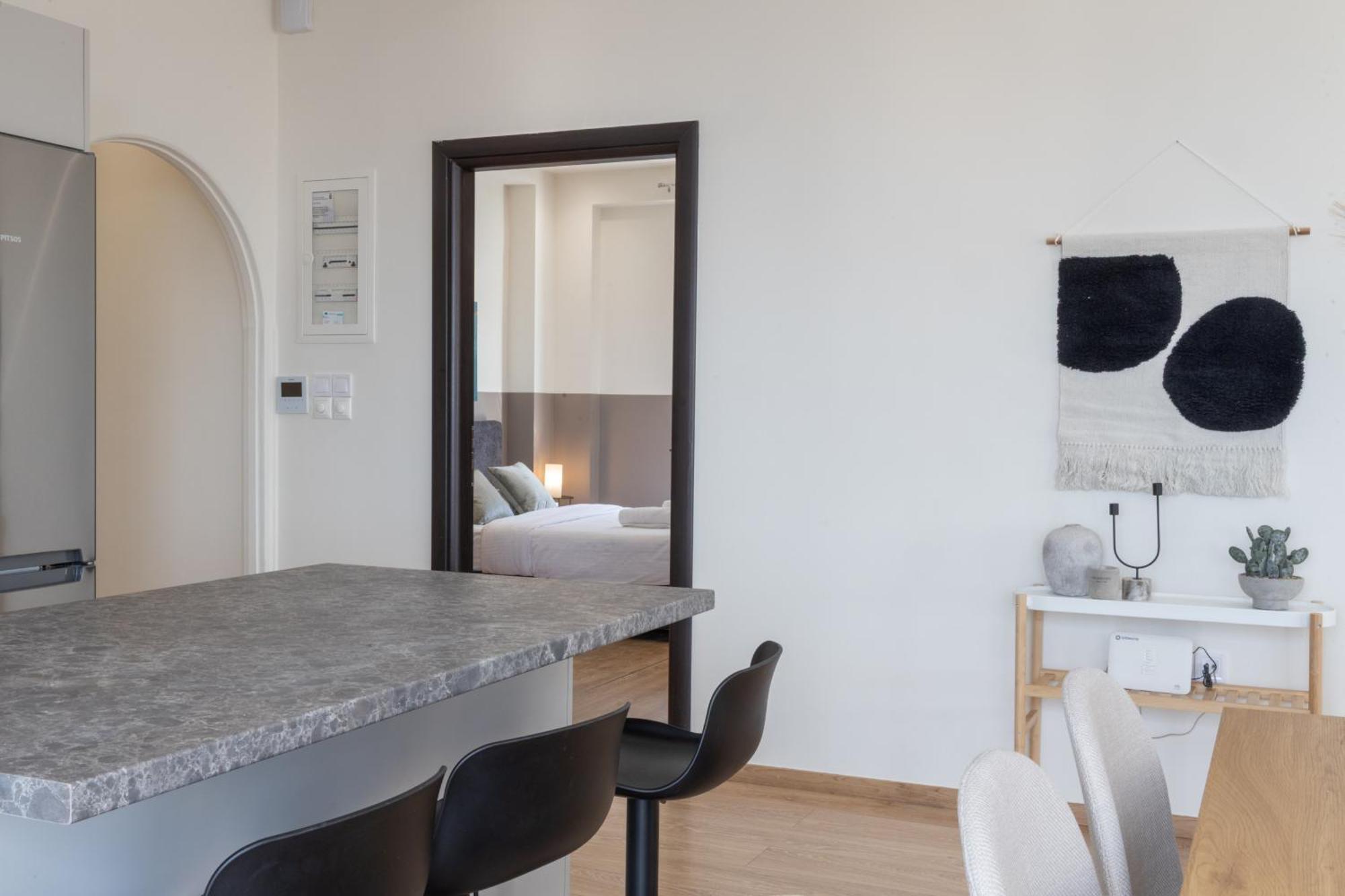 Luxurious 3-Bedroom Seaside Retreat Fully Renovated In 2025 Афины Экстерьер фото