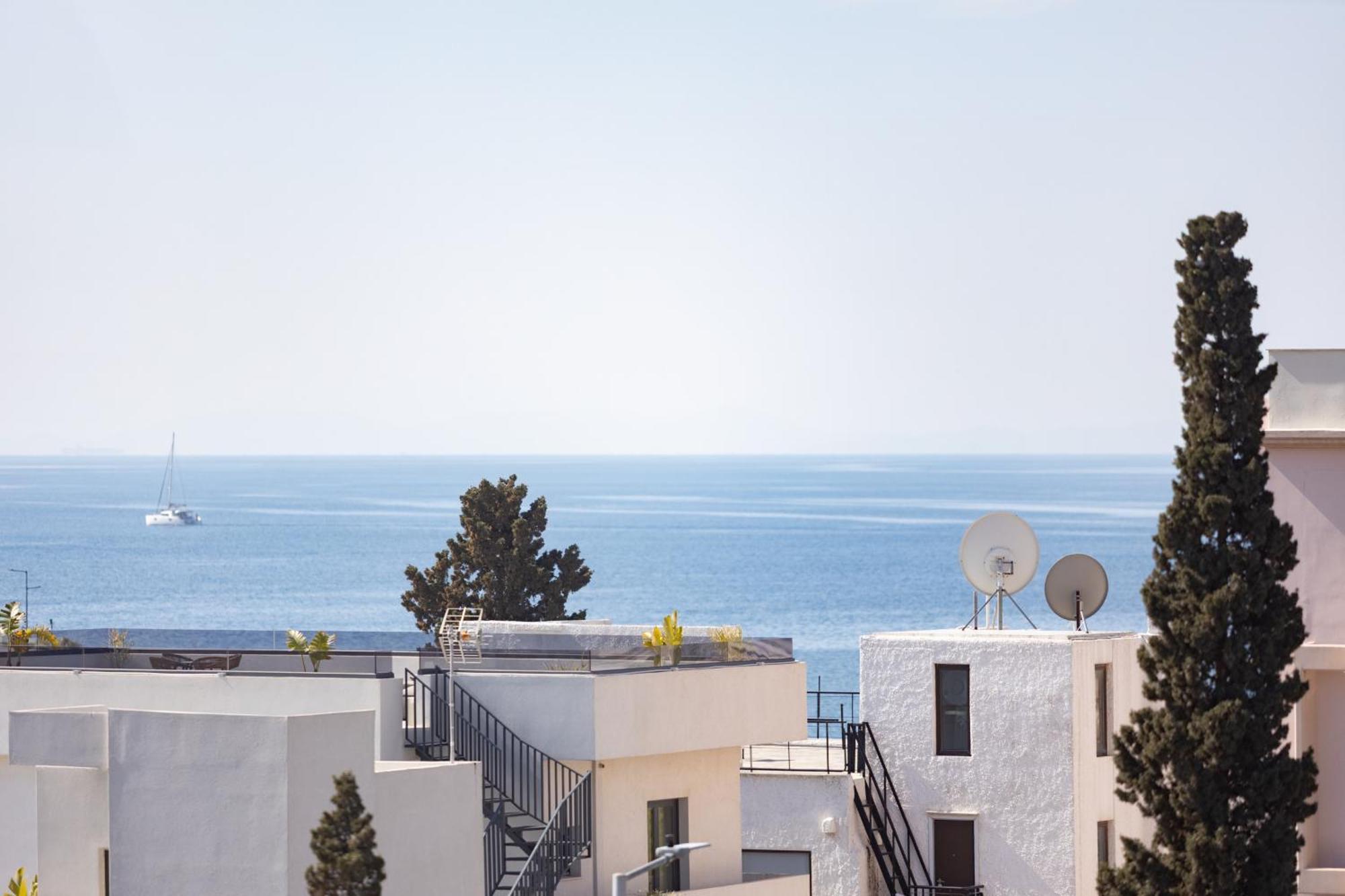 Luxurious 3-Bedroom Seaside Retreat Fully Renovated In 2025 Афины Экстерьер фото